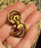 Rhinestone Pin Gold Tone Swirl Florette Brooch no makers mark Mid Centur... - $14.81