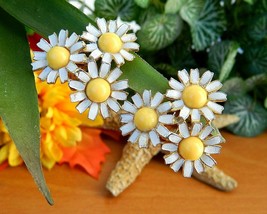 Vintage Weiss Earrings 3 White Daisy Clusters Enamel Clip On Signed - $14.95