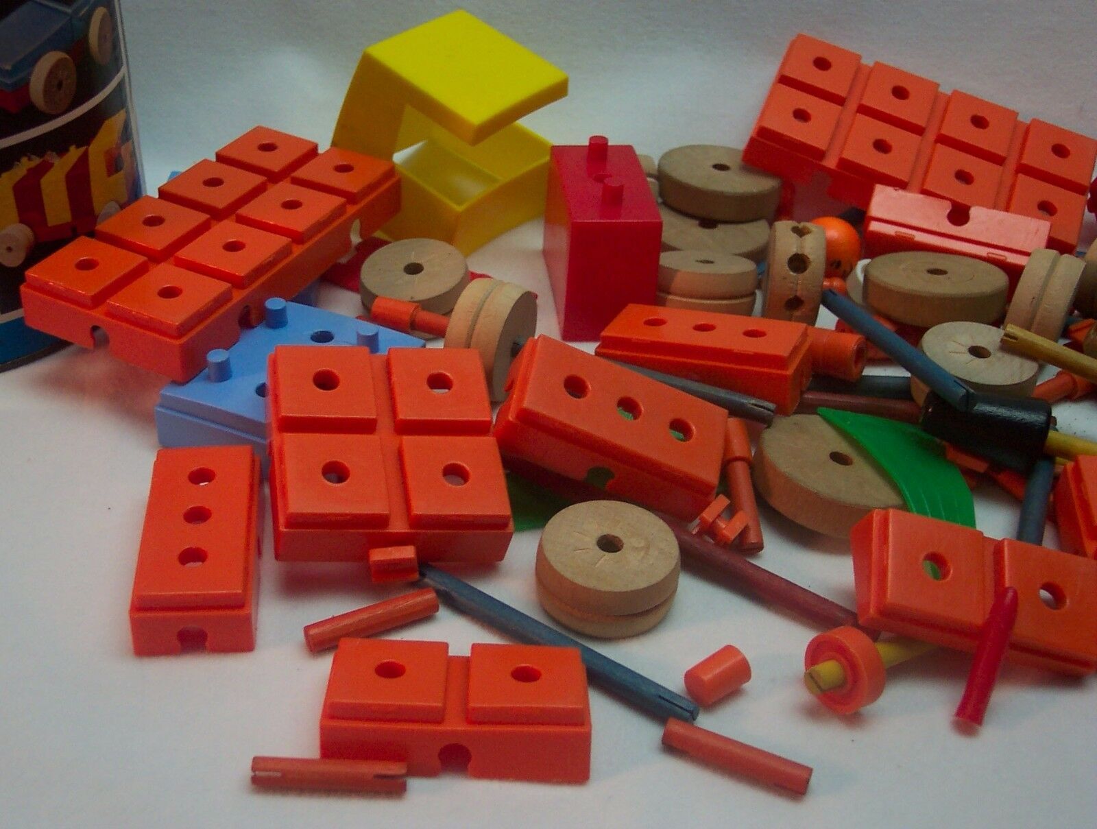 VINTAGE THE ORIGINAL TINKERTOY CONSTRUCTION BUILDING TOY SET w/ Can 115 ...
