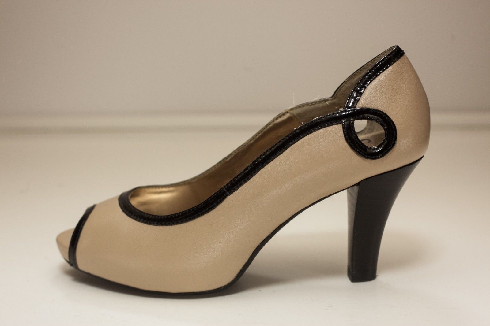 Sofft 6M Nude Peep Toe Pumps and 16 