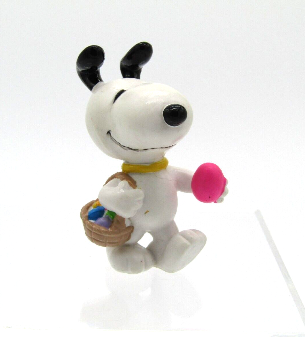Primary image for Vintage Peanuts Snoopy with Easter Basket Holding an Egg PVC Figurine 2.5"