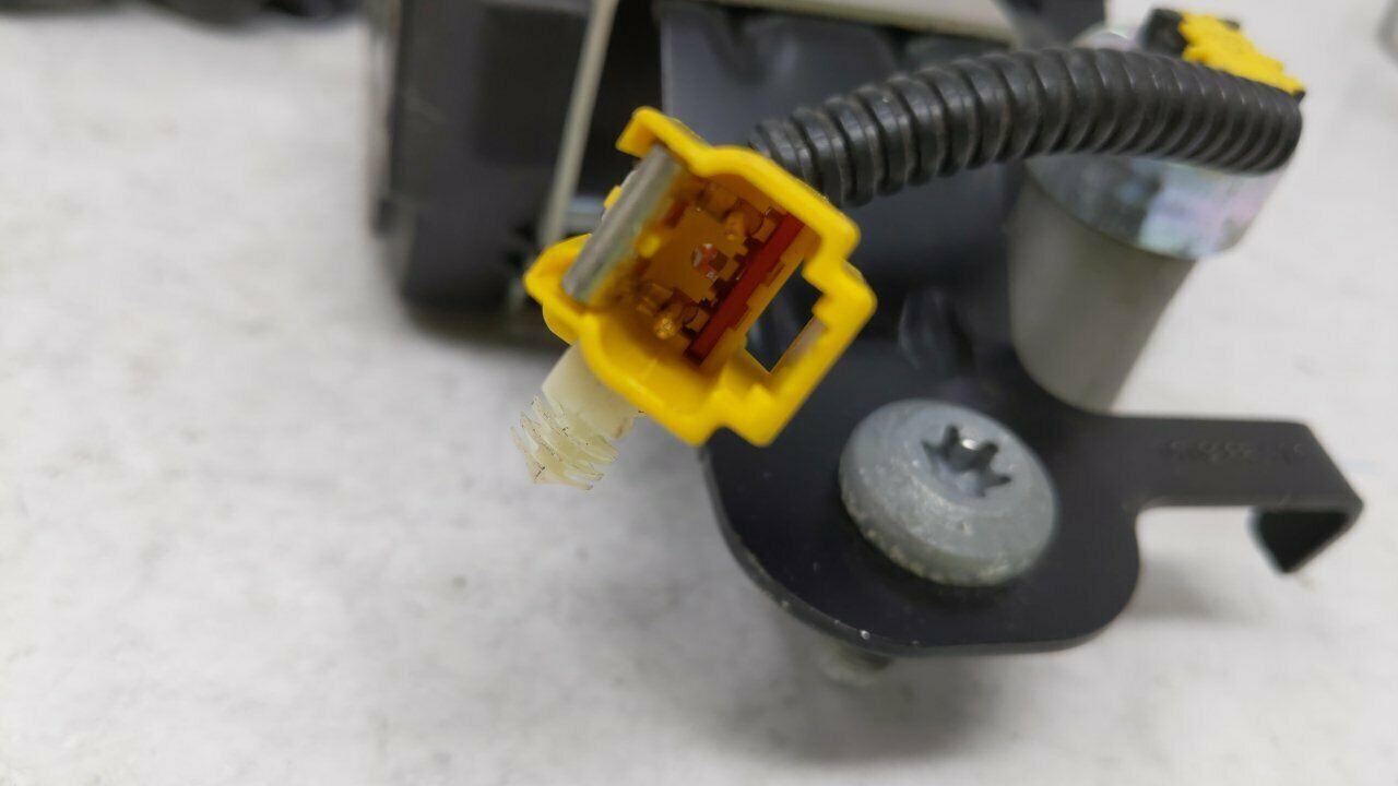 20052008 Ford Crown Victoria Passenger Right Seat Belt Front Retractor 50301 Seat Belts & Parts