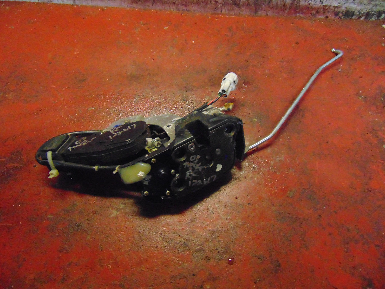 99 00 01 02 04 03 Chevy Tracker right front door latch & power lock