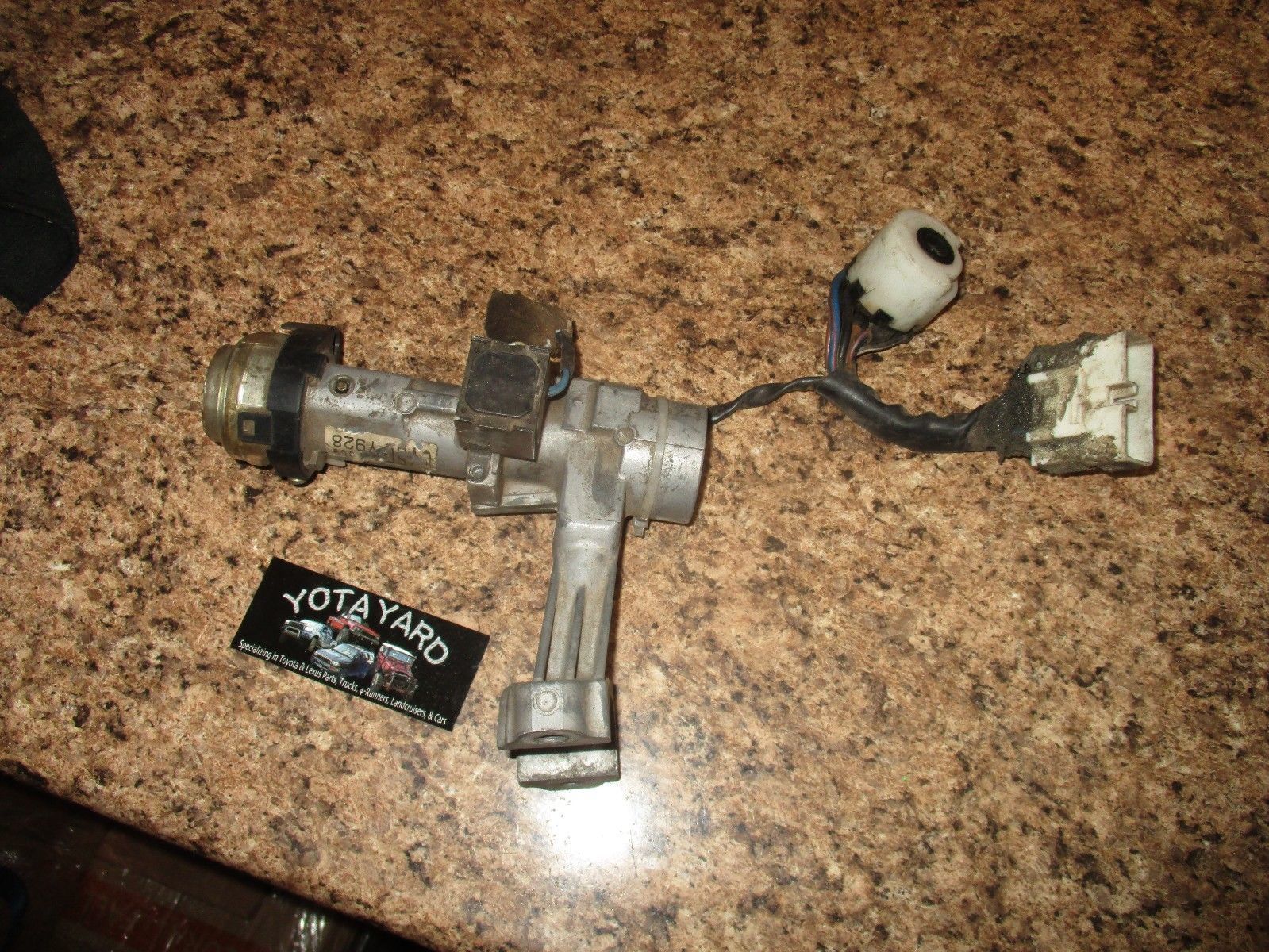 9296 TOYOTA CAMRY IGNITION SWITCH TUMBLER KEY 45020331 YOTA YARD