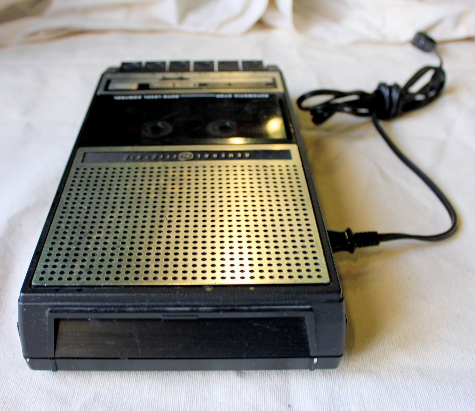 GE 35151B portable CASSETTE PLAYER/RECORDER 3 WAY POWER AC DC battery