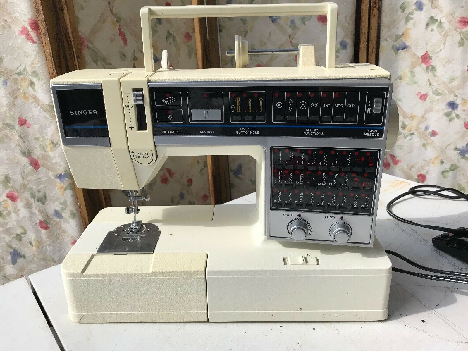 VINTAGE SINGER SEWING MACHINE LIMITED EDITION MODEL 6268 Machines