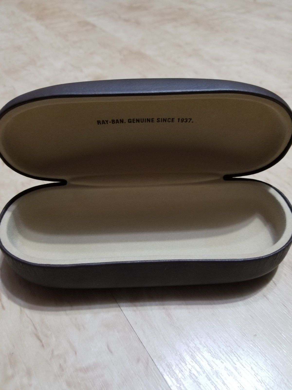 ray ban clamshell case