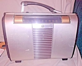 Vintage RCA Victor Model 66BX AC/DC Tube Portable Tube Radio Works - $112.19
