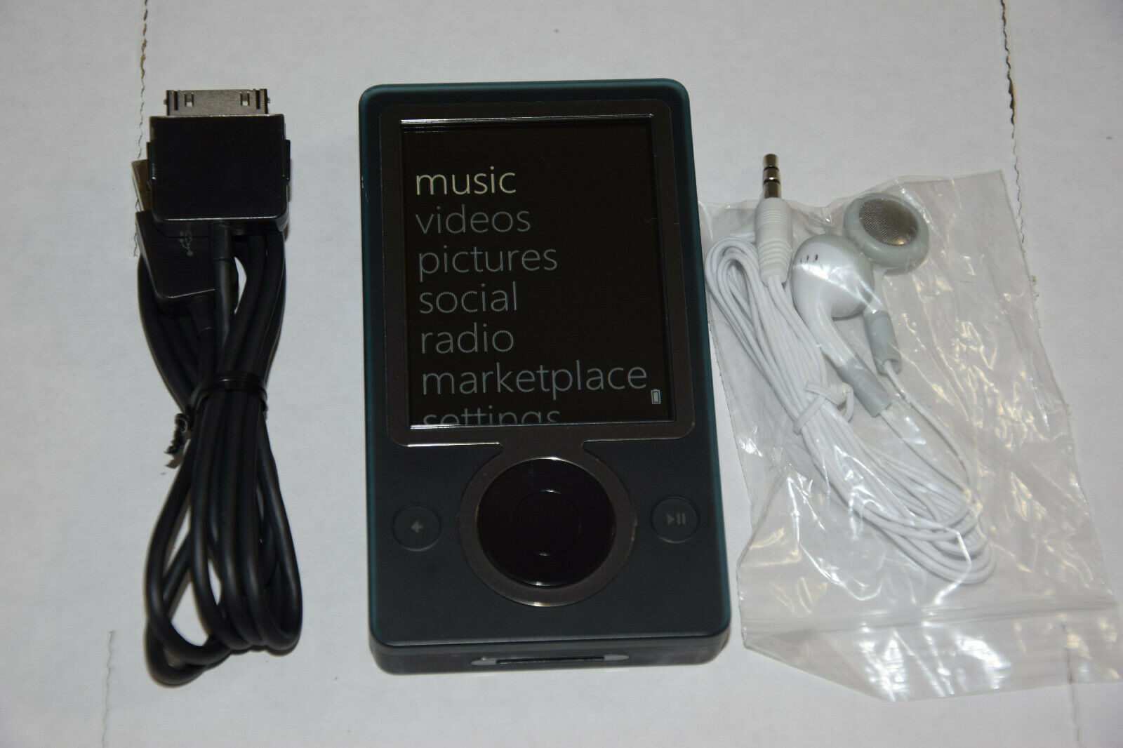 Microsoft Zune 30 GB Black WiFi FM Radio AAC WMA MP3 Medi Player New
