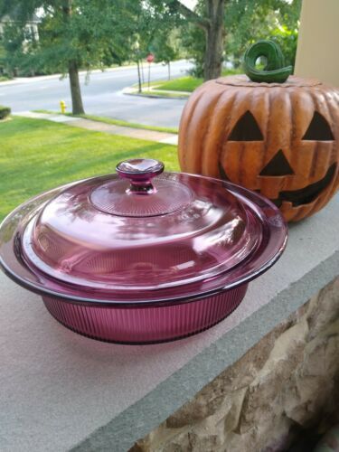Primary image for CORNING VISION WARE ROUND Large  2.5 QUART COVERED CASSEROLE CRANBERRY V33B