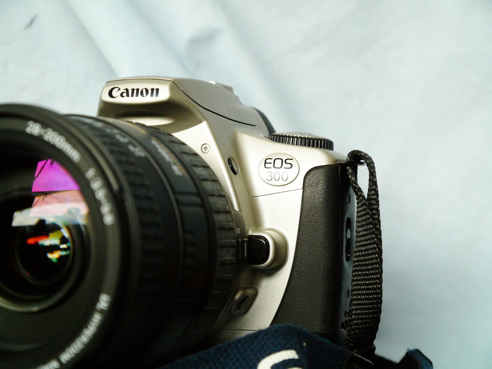 Canon EOS 300V / Rebel Ti 35mm AF SLR Camera c/w 28200MM BIG Zoom Lens