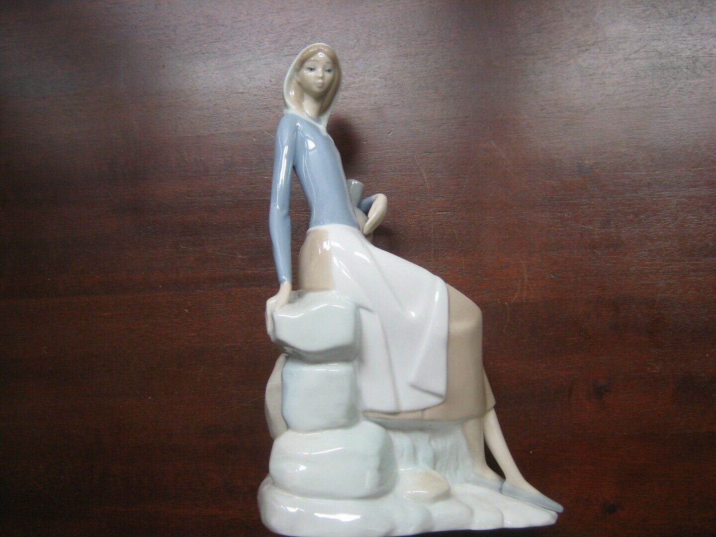 Vintage DAO Made in Spain "Girl sitting at the well" Porcelain Female figurine Other Figurines