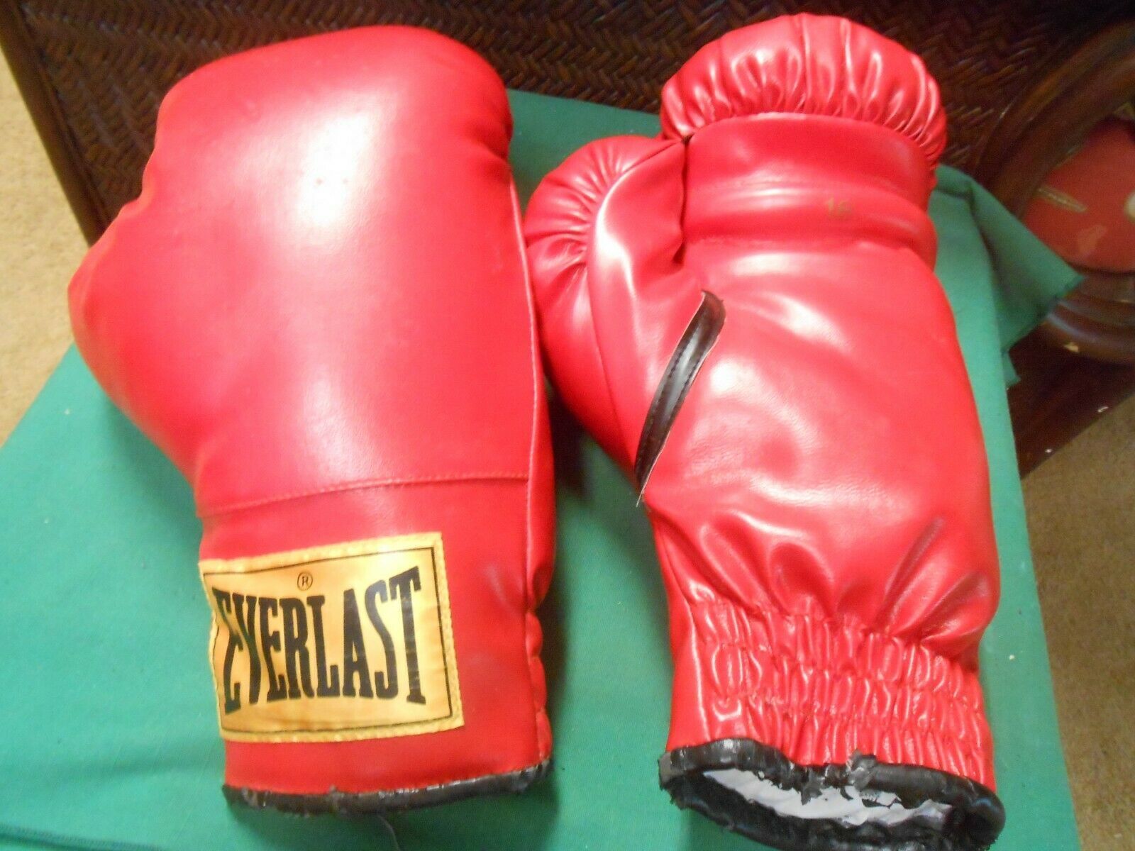 Great Collectible Pair EVERLAST Boxing GLOVES..16 ounce - Gloves