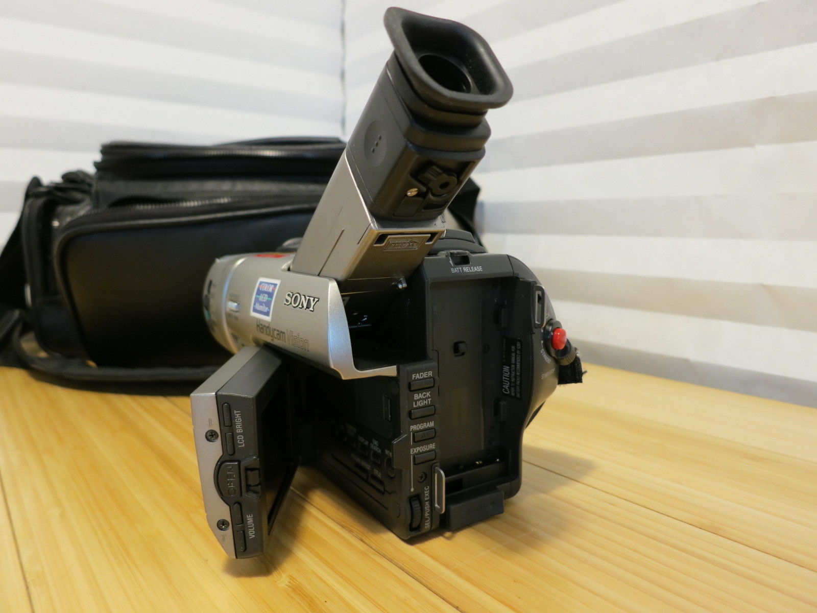 Sony CCDTRV37 "XR" Hi8, Video8 8mm Camcorder Tape Player Watch