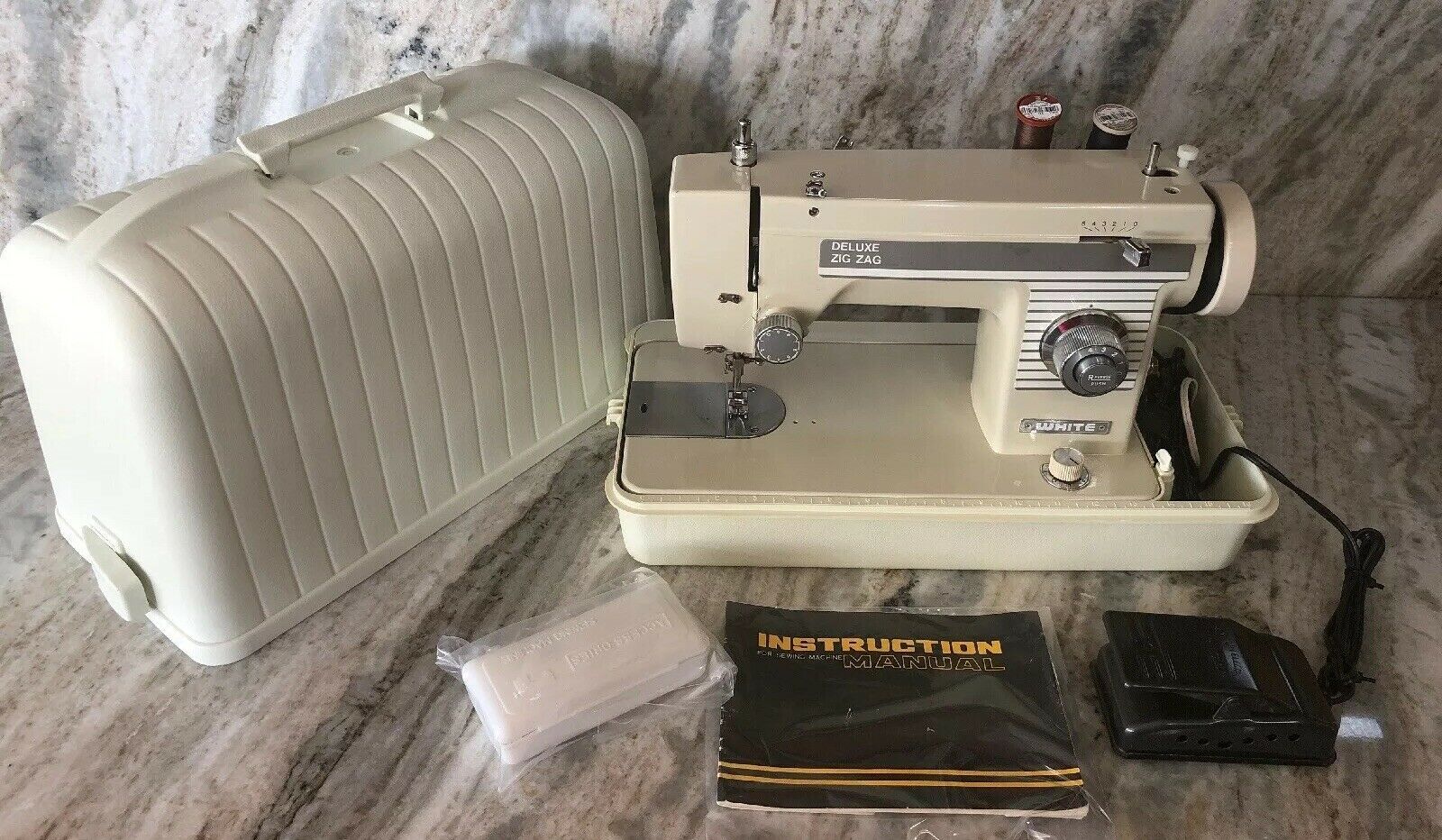 WHITE Deluxe Zig Zag SEWING MACHINEVery Clean & Fully Serviced