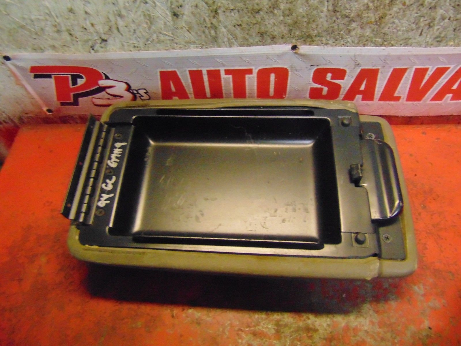 93 95 94 Jeep Grand Cherokee oem center console lid arm rest Consoles & Parts