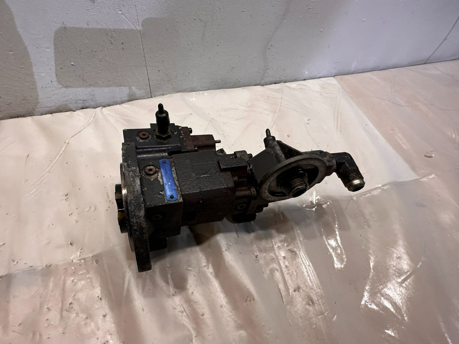 Cummins Engine N14 Diesel Engine Fuel Pump 3085405 with Base Filter OEM