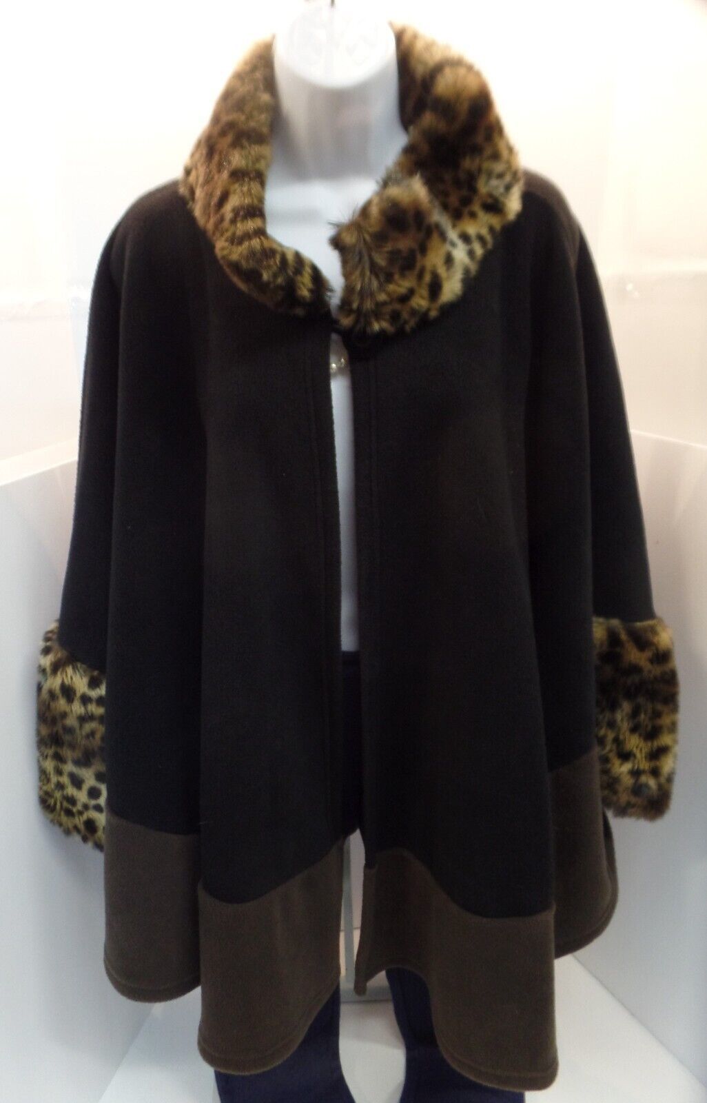 Dillards Beautiful Cape/Poncho 100 Poly W Faux Fur Collar Labeled OS