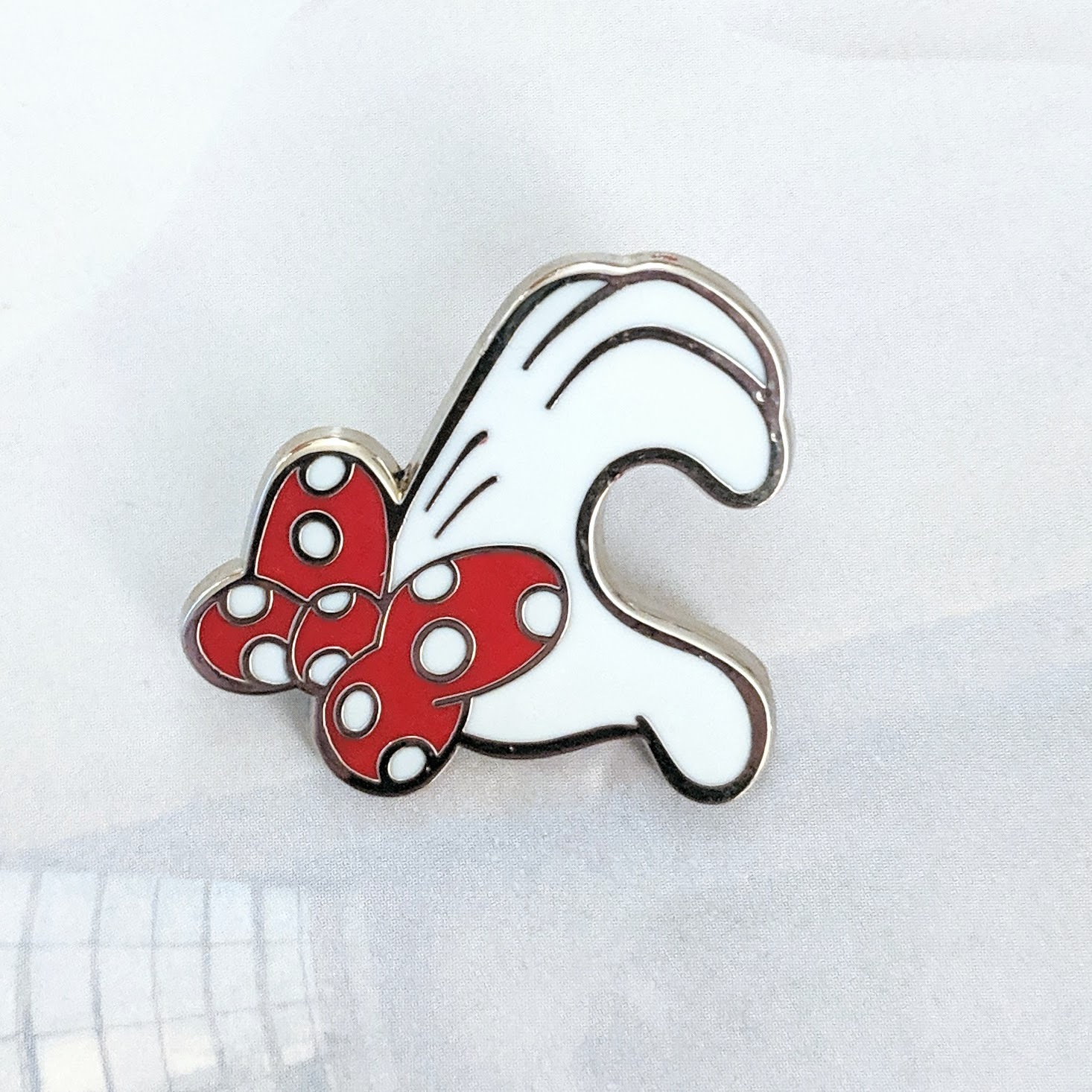 Minnie Mouse Disney Lapel Pin: Left Glove - Minnie Mouse