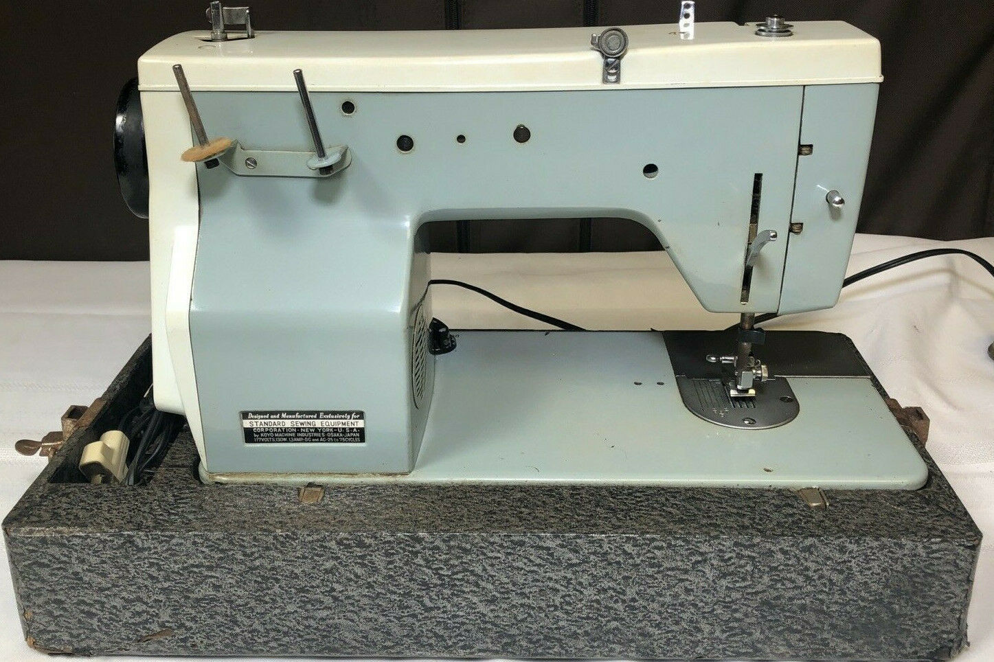 Universal Model KAT Sewing Machine Vintage - Machines