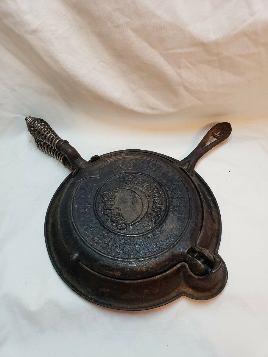 Fanner Mfg Co Crescent Waffle Cast Iron No. 8 Waffle Maker Cleveland