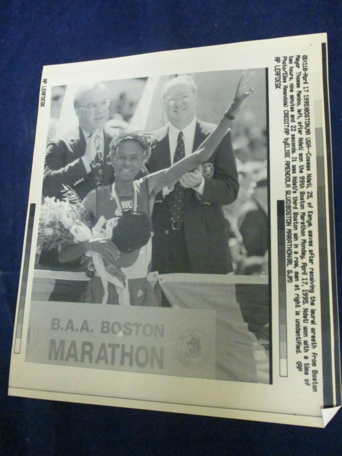 Wire Press Photo 1995 Cosmas Ndeti Boston Marathon laurel wreath