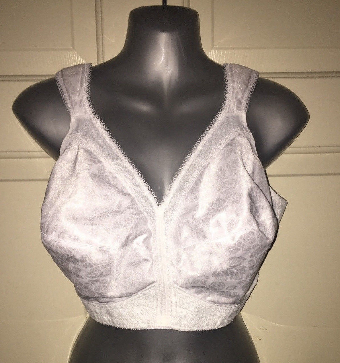 BRA 42DD WHITE FLOWER DESIGN NO-WIRE