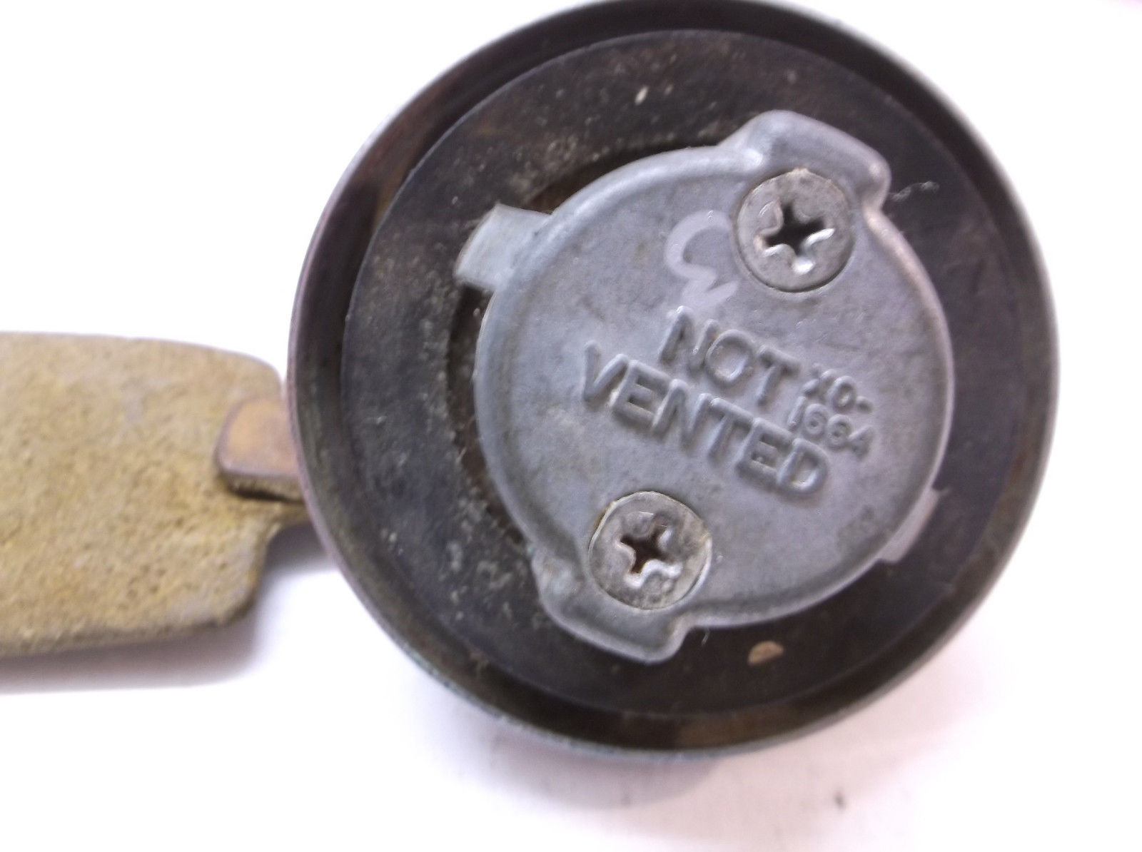 GM/CHEVROLET STANT NON VENTED GAS CAP 1.1/2 INCH WITH KEY Switches