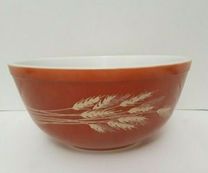 Vintage Pyrex &quot;Autumn Harvest Wheat&quot; Medium 2.5Lt  Mixing Nesting Bowl #403, an item from the 'Autumn In The Air' hand-picked list