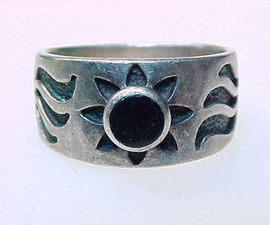 Vintage BLACK ONYX Ring in STERLING Silver - Size 5 3/4 - Sun and Moon design, an item from the 'Let the sun shine in' hand-picked list