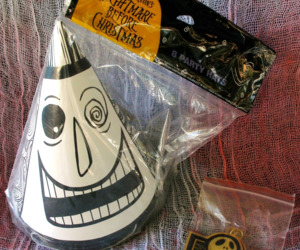 NIP Tim Burton&#39;s Nightmare Before Christmas Set 8 Party Hats 1993 + Key Chain , an item from the 'Nightmare Before Christmas' hand-picked list