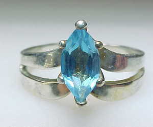 Vintage Genuine BLUE TOPAZ Ring in STERLING Silver - Size 8 - FREE SHIPPING, an item from the 'December's Birthstone: Blue Topaz' hand-picked list