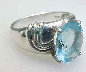 Genuine BLUE TOPAZ Vintage RING in STERLING SILVER - Size 6 - FREE SHIPPING, an item from the 'December's Birthstone: Blue Topaz' hand-picked list